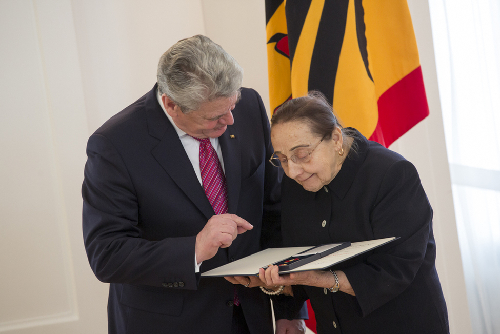 Bundespräsident Joachim Gauck zeichnet Johanna Glodny mit dem Verdienstkreuz 1. Klasse aus