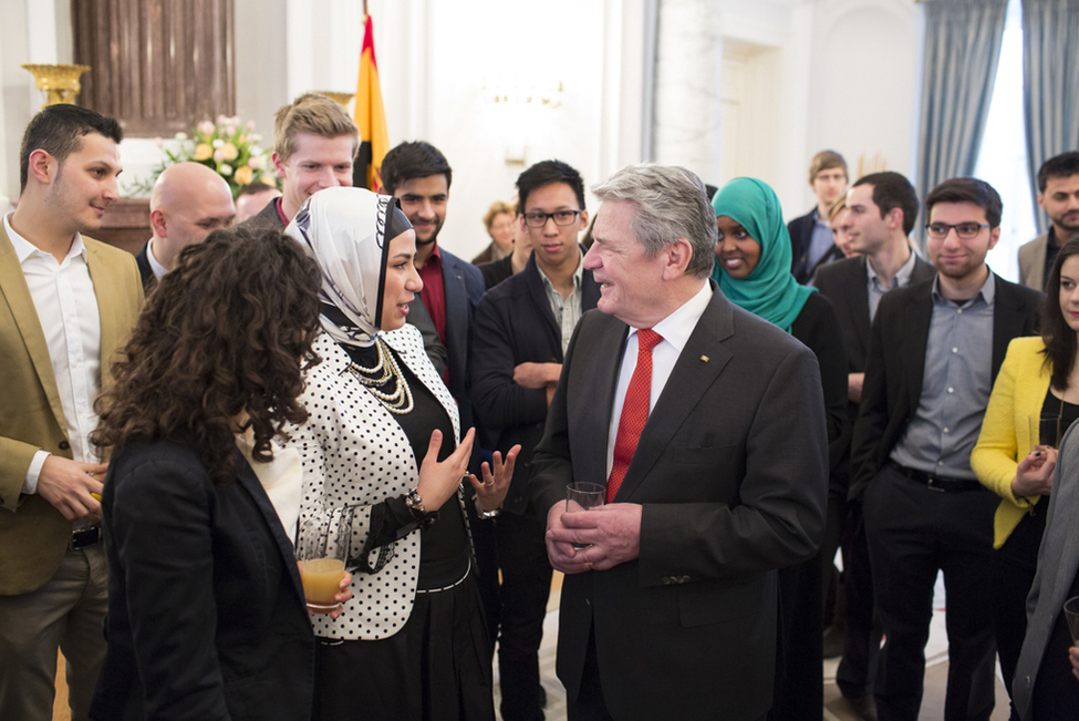 Bundespräsident Joachim Gauck im Gespräch mit den Teilnehmerinnen und Teilnehmer