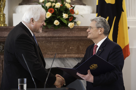 Bundespräsident Joachim Gauck verleiht Peter Harry Carstensen das Große Verdienstkreuz mit Stern und Schulterband des Verdienstordens der Bundesrepublik Deutschland