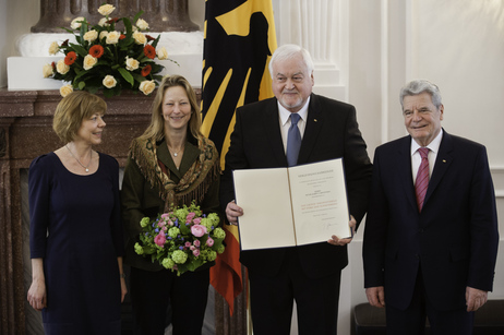 Bundespräsident Joachim Gauck verleiht Peter Harry Carstensen das Große Verdienstkreuz mit Stern und Schulterband des Verdienstordens der Bundesrepublik Deutschland