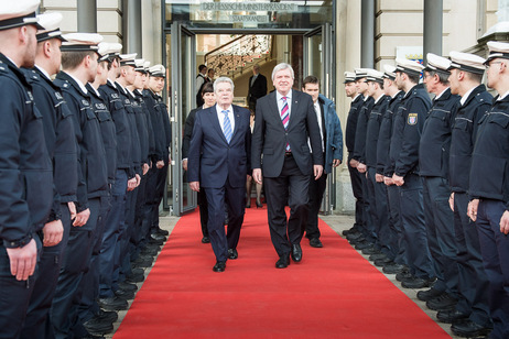 Bundespräsident Joachim Gauck mit dem hessischen Ministerpräsidenten Volker Bouffier vor der Staatskanzlei in Wiesbaden 