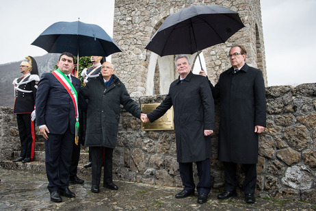 Bundespräsident Joachim Gauck und Italiens Staatspräsident Giorgio Napolitano reichen sich die Hände