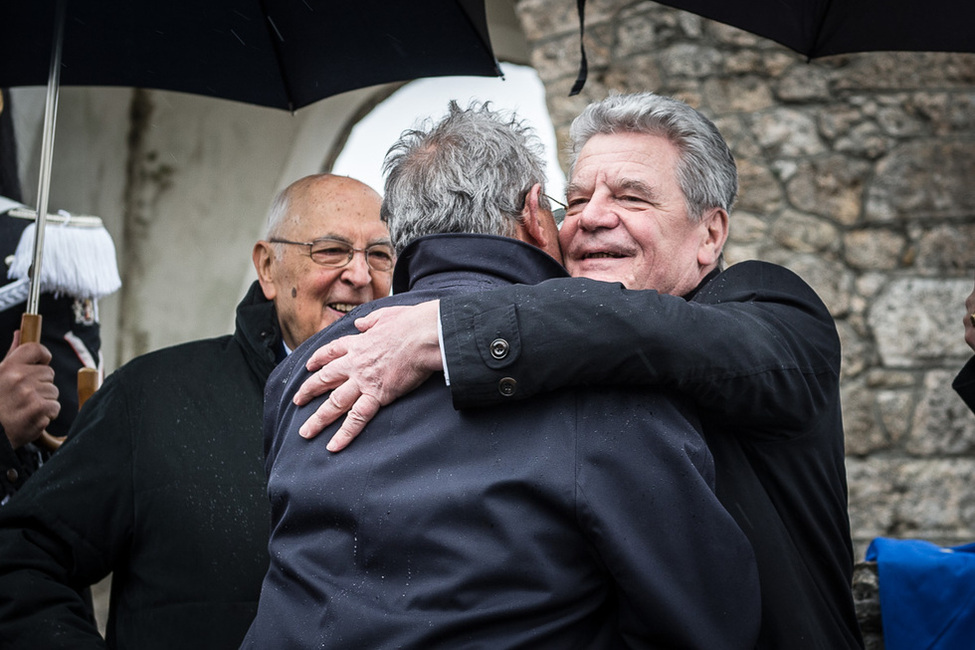 Bundespräsident Joachim Gauck umarmt einen Überlebenden des Massakers von Sant’Anna di Stazzema 