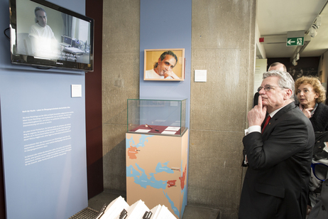 Bundespräsident Joachim Gauck in der Ausstellung der Erinnerungsstätte