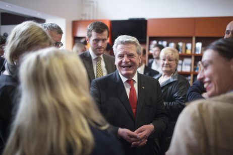 Bundespräsident Joachim Gauck im Gespräch mit Zeitzeugen