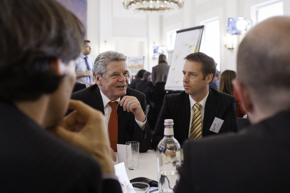 Bundespräsident Joachim Gauck in einer Arbeitsgruppenrunde