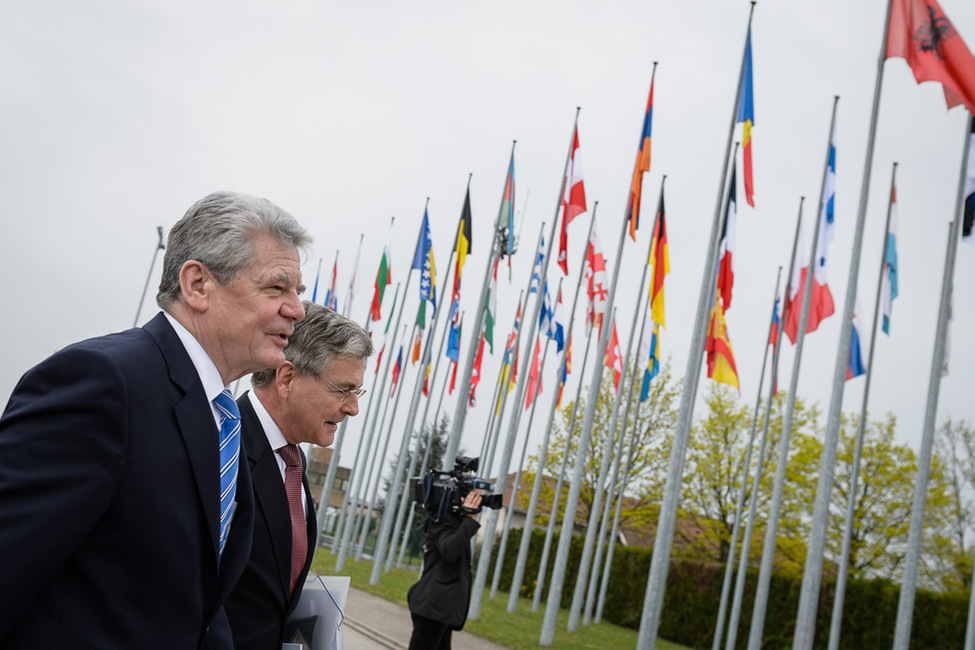 Bundespräsidenten Joachim Gauck bei seiner Ankunft in Straßburg mit Botschater Julius Georg Luy