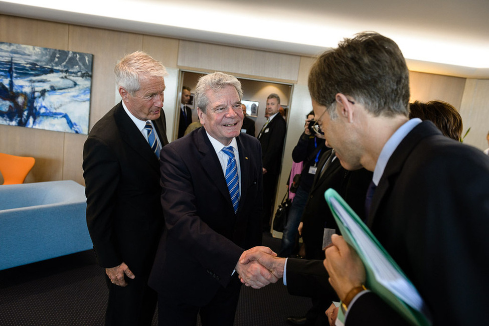 Bundespräsidenten Joachim Gauck wird vom Generalsekretär des Europarates, Herrn Thorbjörn Jagland begrüßt