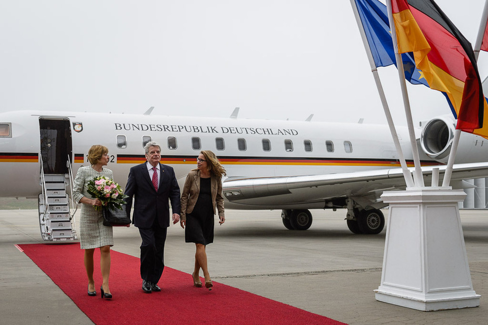 Bundespräsident Joachim Gauck und Daniela Schadt werden auf dem Flughafen Hamburg von Carola Veit, Präsidentin der Hamburgischen Bürgerschaft, begrüßt