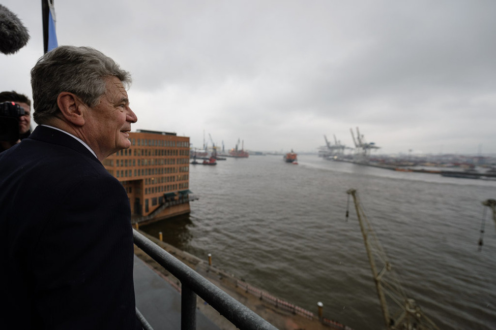 Bundespräsident Joachim Gauck auf dem Dach der Seemannsmission Hamburg-Altona e.V