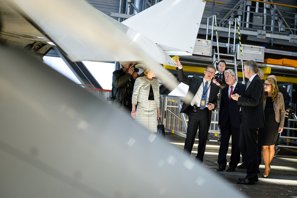 Bundespräsident Joachim Gauck und Daniela Schadt bei einem Rundgang in der Wartungshalle der Lufthansa Technik AG