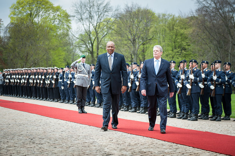 Bundespräsident Joachim Gauck begrüßt König Letsie III. von Lesotho mit militärischen Ehren 