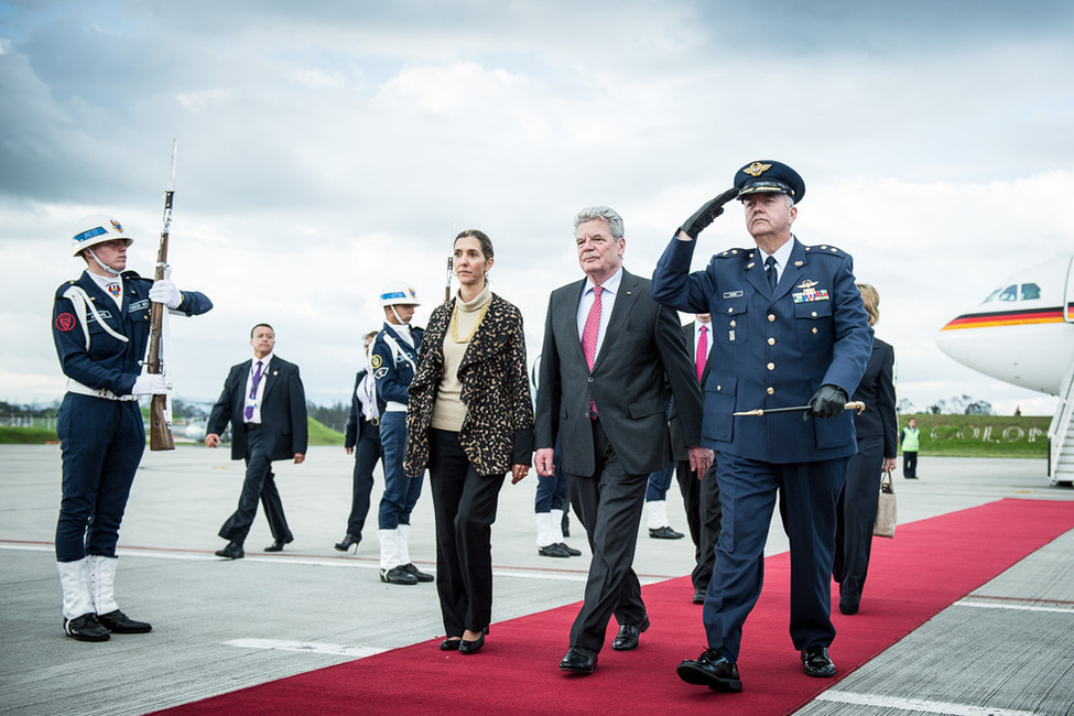 Bundespräsident Joachim Gauck wird auf seiner Reise nach Kolumbien am Flughafen von Bogotá begrüßt