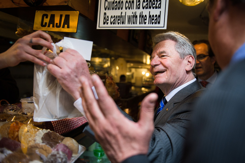 Bundespräsident Joachim Gauck kauft Süßigkeiten in einer Bäckerei in Bogotá