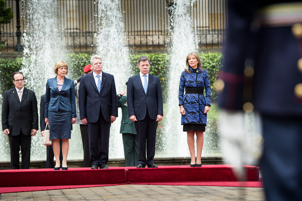Bundespräsident Joachim Gauck wird durch den Präsidenten der Republik Kolumbien, Herrn Santos Calderón, mit militärischen Ehren begrüßt
