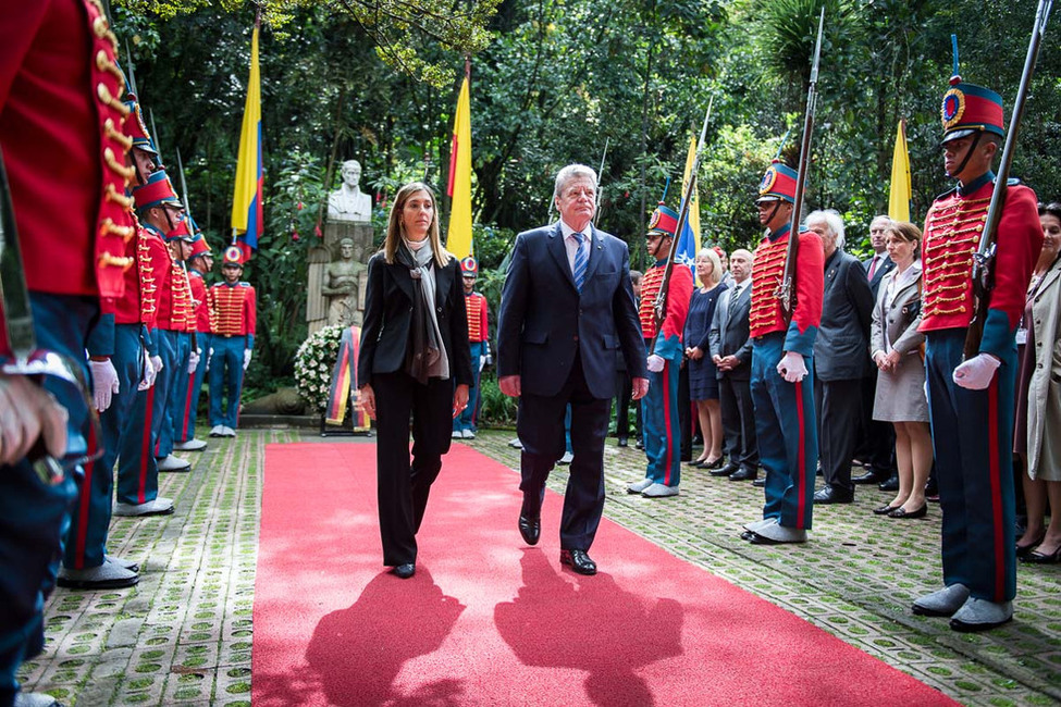 Bundespräsident Joachim Gauck legt in Bogotá einen Kranz am Denkmal für Simon Bolívar nieder