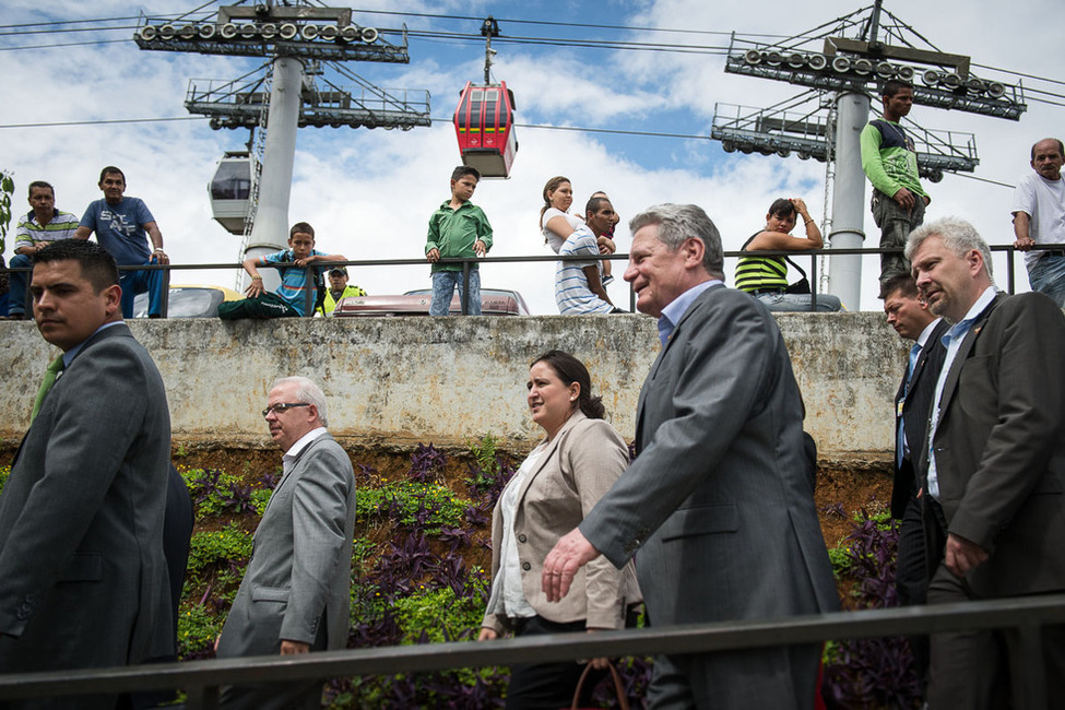 Bundespräsident Joachim Gauck an der Station Santo Domingo an der Stadtseilbahn von Medellín