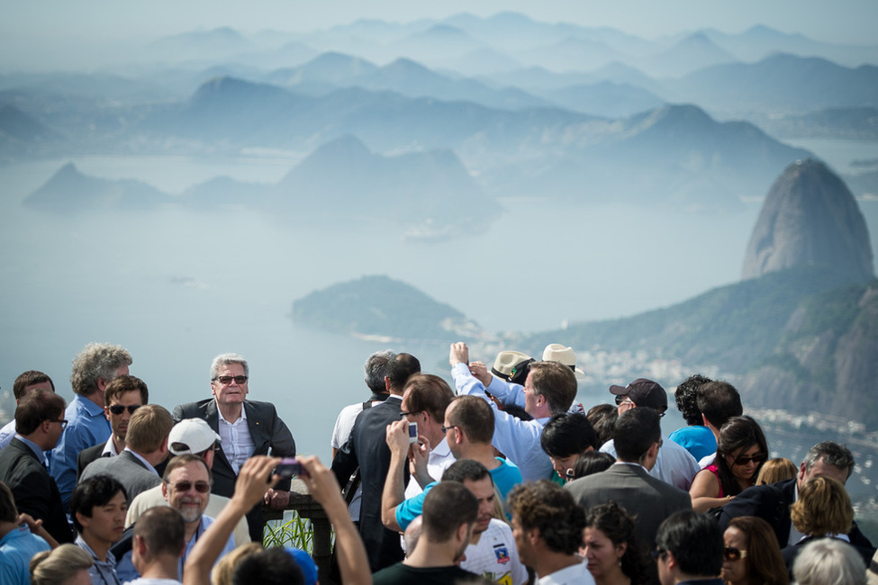 Bundespräsident Joachim Gauck besichtigt die Christusstatue auf dem Berg Corcovado in Rio de Janeiro