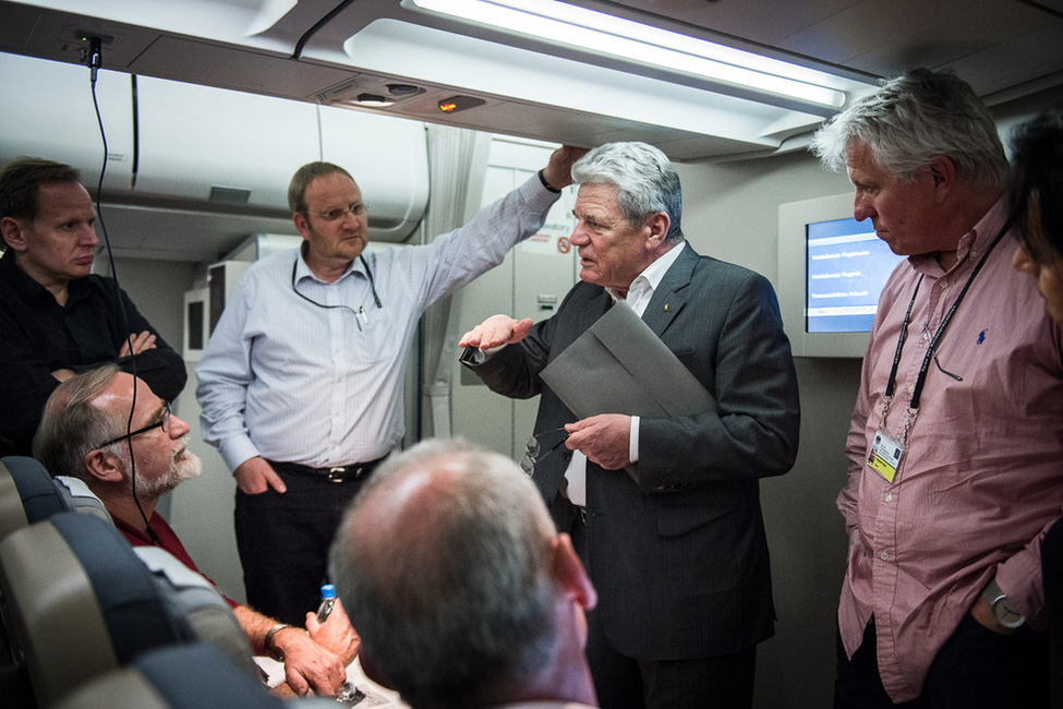 Bundespräsident Joachim Gauck im Gespräch mit mitreisenden Journalisten auf dem Rückflug nach Berlin