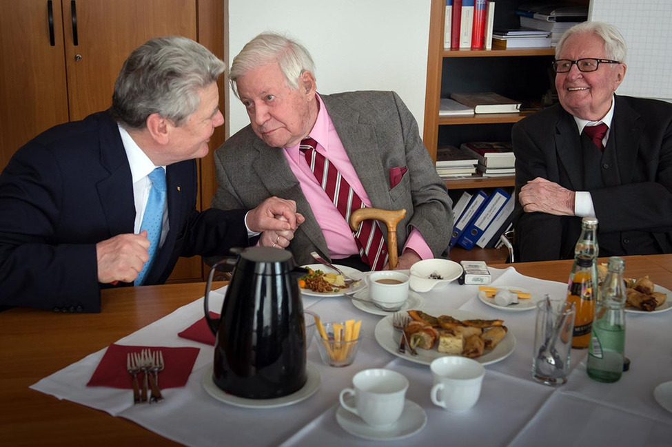 Bundespräsident Joachim Gauck im Gespräch mit Altkanzler Helmut Schmidt 