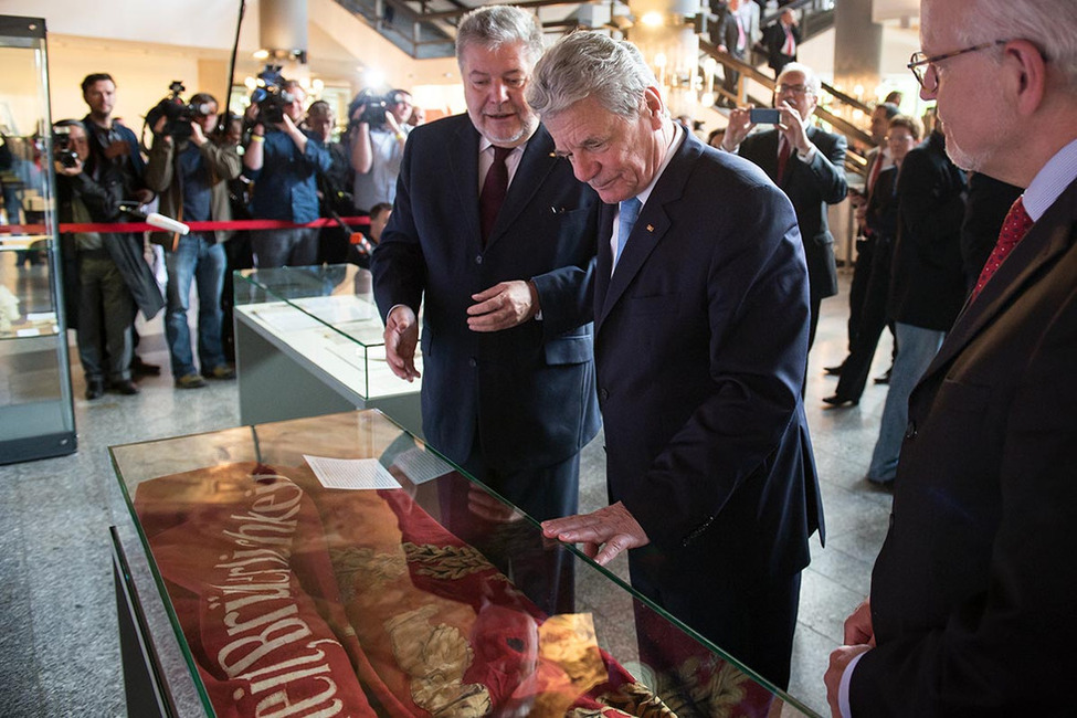 Bundespräsident Joachim Gauck besichtigt die der Wanderausstellung „150 Jahre deutsche Sozialdemokratie“  in Begleitung von Ministerpräsident a. D. Kurt Beck