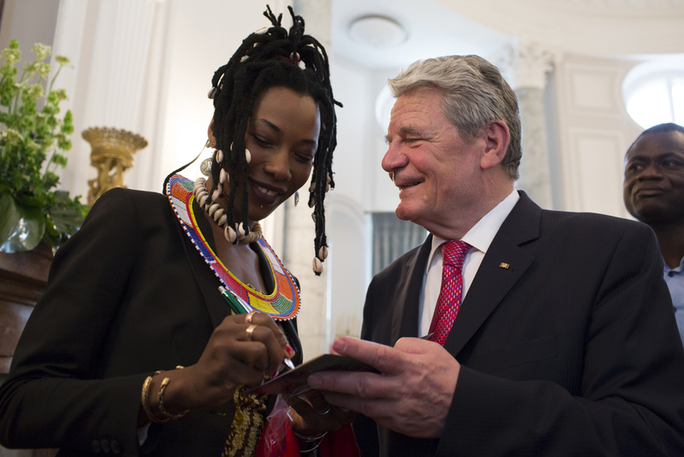 Bundespräsident Joachim Gauck im Gespräch mit einer Künstlerin aus Mali während der Matinee "Afrika in Deutschland"