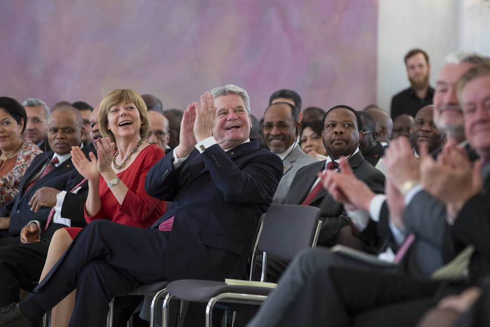 Bundespräsident Joachim Gauck spendet den Gästen der Matinee "Afrika in Deutschland" Beifall