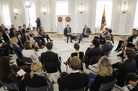 Bundespräsident Joachim Gauck mit den Studentinnen und Studenten im Großen Saal