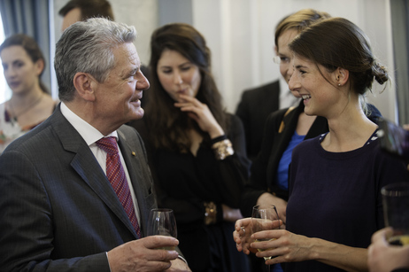 Bundespräsident Joachim Gauck im Gespräch mit den Studentinnen