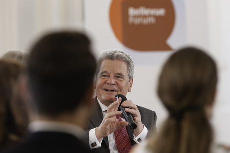 Bundespräsident Joachim Gauck mit den Studentinnen und Studenten im Großen Saal