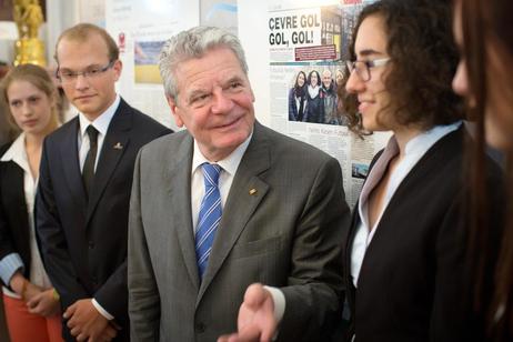 Bundespräsident Joachim Gauck im Gespräch mit Schülerinnen und Schüler des Projekts "Umwelt baut Brücken"