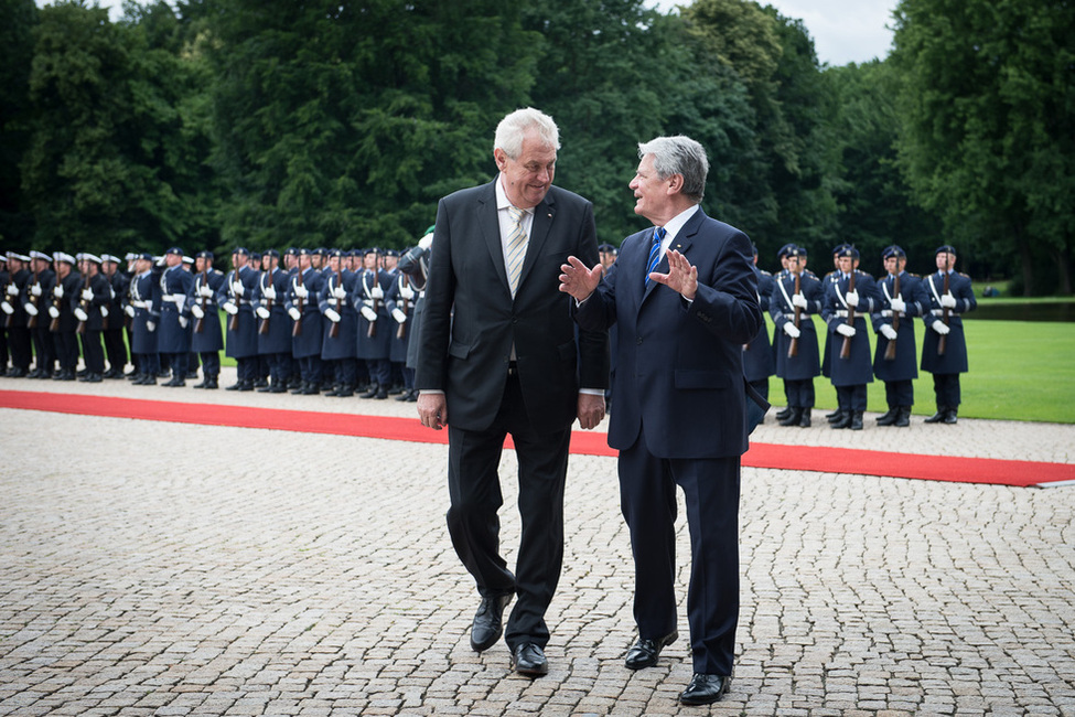 Bundespräsident Joachim Gauck empfängt den Präsidenten der Tschechischen Republik, Miloš Zeman, mit militärischen Ehren