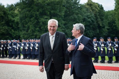 Bundespräsident Joachim Gauck im Austausch mit dem Präsidenten der Tschechischen Republik, Miloš Zeman 