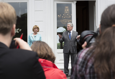 Bundespräsident Joachim Gauck begrüßt Besucherinnen und Besucher beim Tag der offenen Tür in der Villa Hammerschmidt 