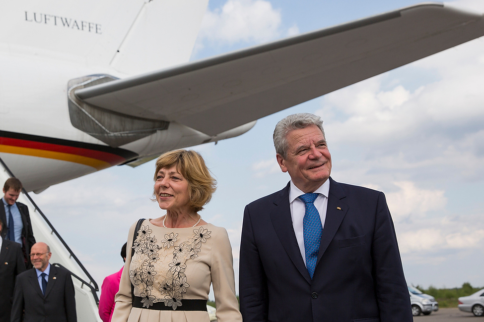 Bundespräsident Joachim Gauck mit Daniela Schadt bei der Ankunft in Savonlinna