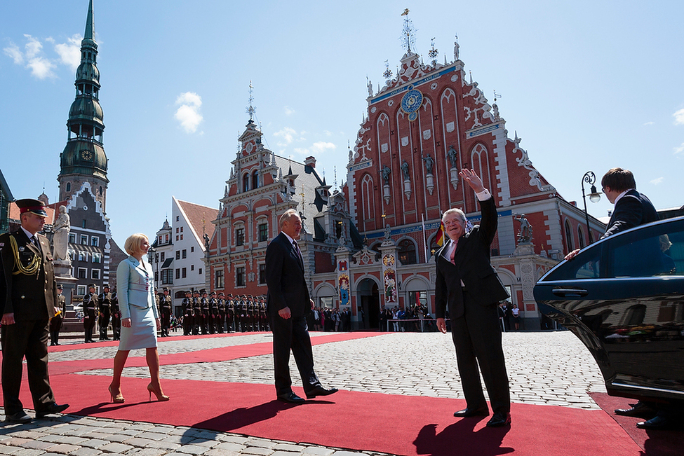 Bundespräsident Joachim Gauck wird in Riga vom Präsidenten der Republik Lettland, Andris Bērziņš, und Frau Dace Seisuma empfangen