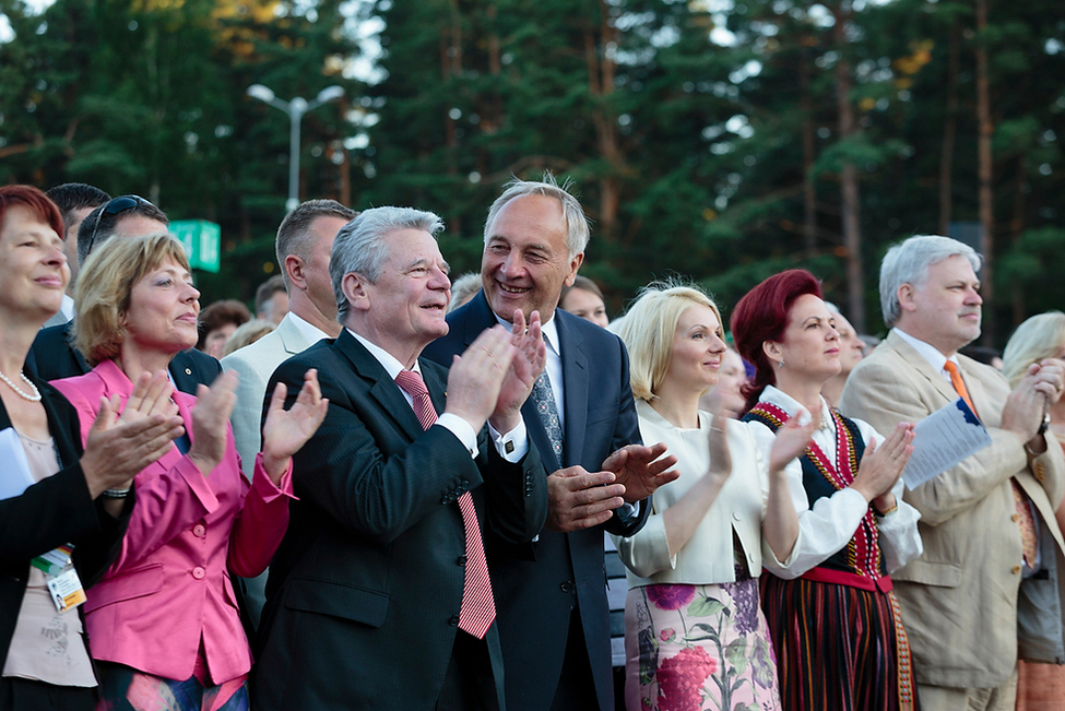 Bundespräsident Joachim Gauck besucht in Begleitung von Daniela Schadt und dem Präsidenten der Republik Lettland das Abschlusskonzert des nationalen Sänger- und Tanzfestes in Riga