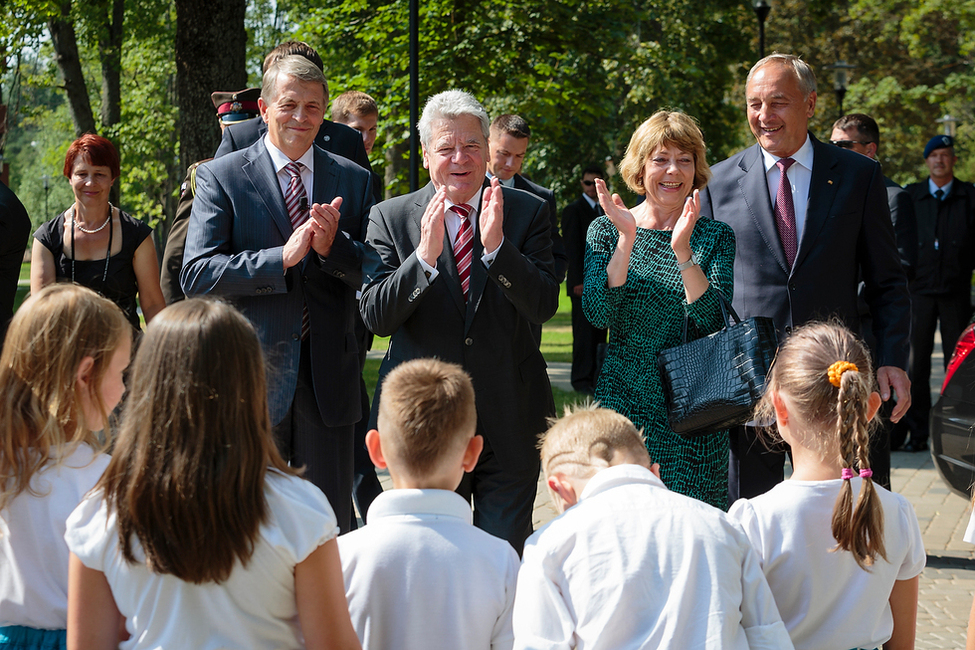 Bundespräsident Joachim Gauck besucht eine Grundschule in Valmiera in Begleitung des lettischen Präsidenten anlässlich des Staatsbesuchs in der Republik Lettland