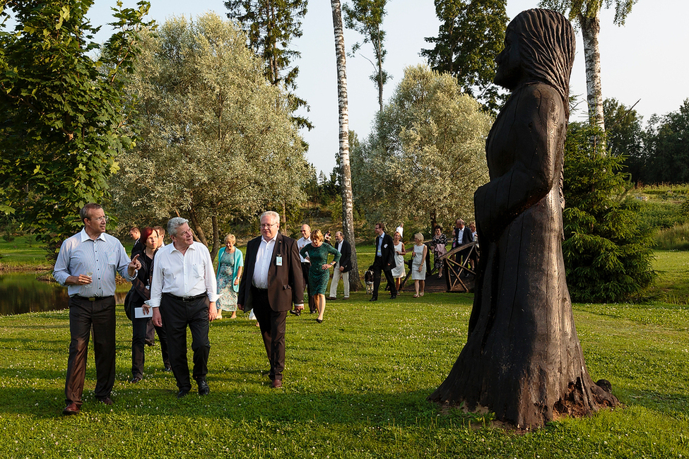 Bundespräsident Joachim Gauck und Estlands Präsident Toomas Hendrik Ilves beim Rundgang durch den Garten der Sommerresidenz in Ärma