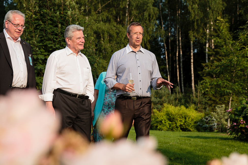 Bundespräsident Joachim Gauck und Estlands Präsident Toomas Hendrik Ilves beim Rundgang durch den Garten der Sommerresidenz in Ärma