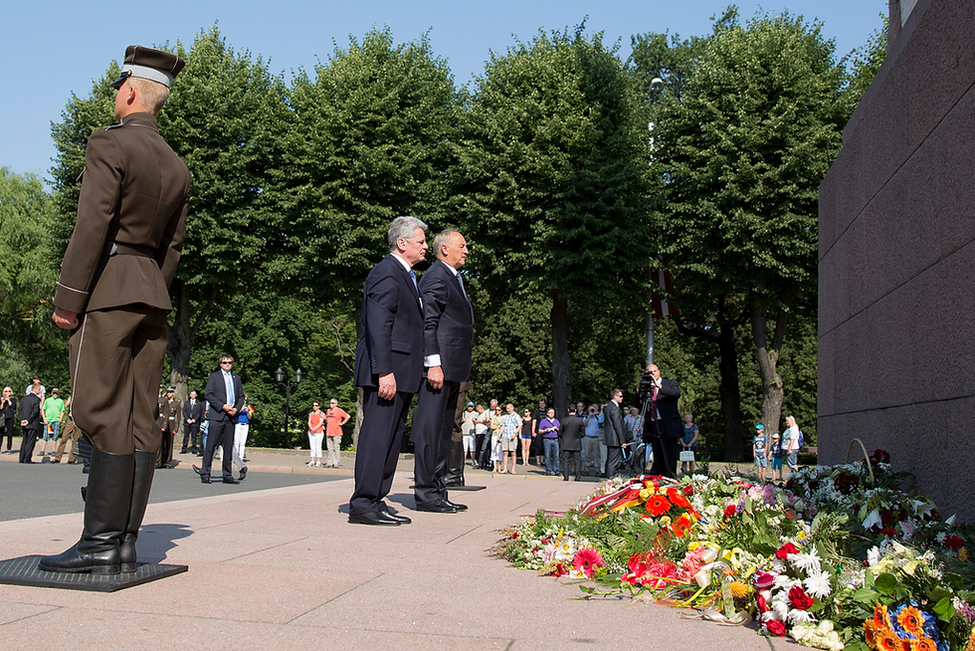 Bundespräsident Joachim Gauck legt einen Krank am Freiheitsdenkmal in Riga nieder