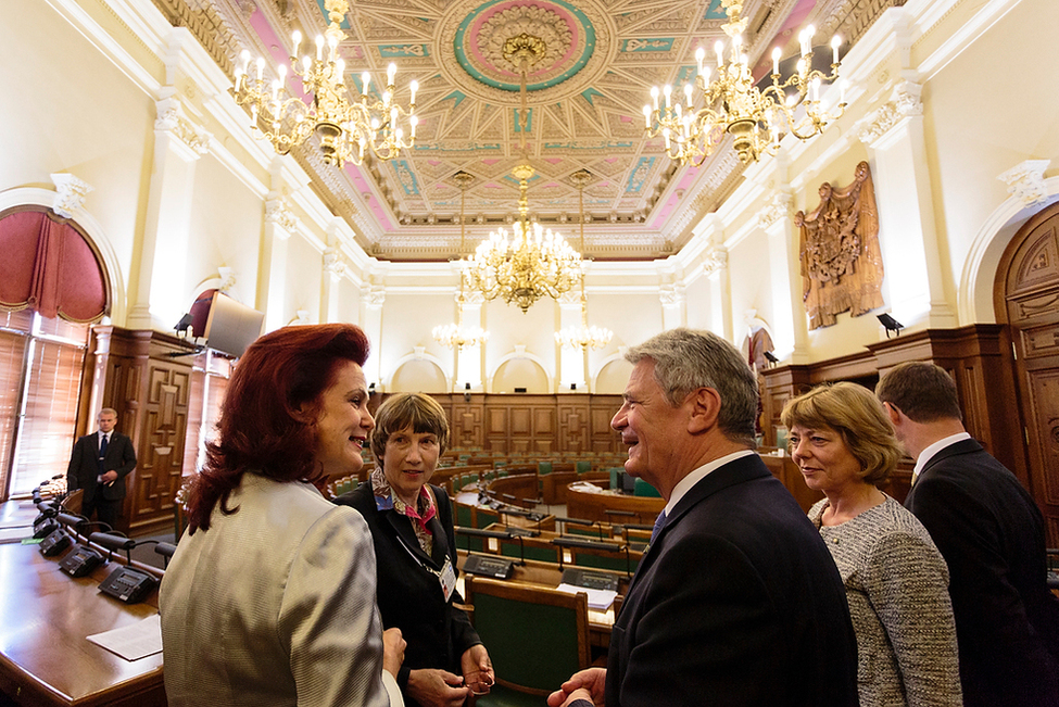 Bundespräsident Joachim Gauck und Daniela Schadt treffen die Parlamentsvorsitzende, Solvita Aboltina