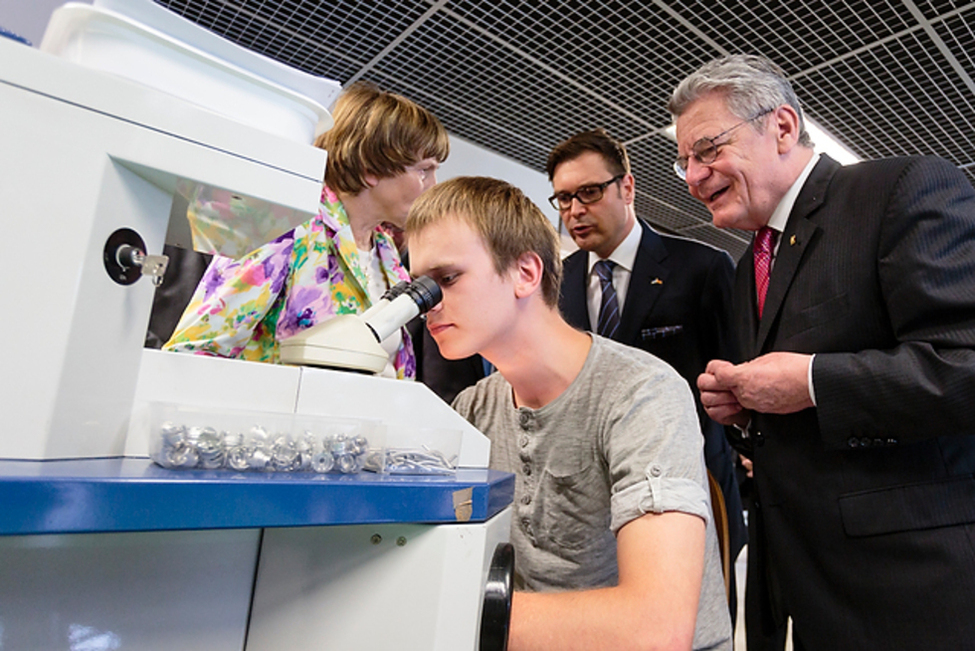 Bundespräsident Joachim Gauck besucht das Unternehmen Karl Storz Video Endoscopy Estonia OÜ