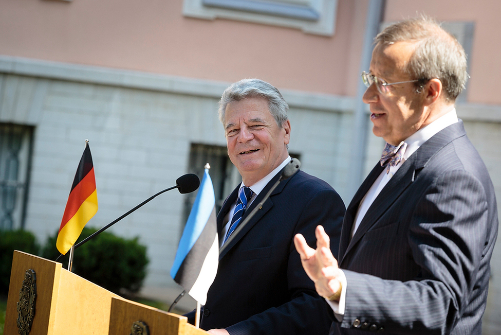 Bundespräsident Joachim Gauck und Estlands Präsident Toomas Hendrik Ilves treten gemeinsam vor die Presse