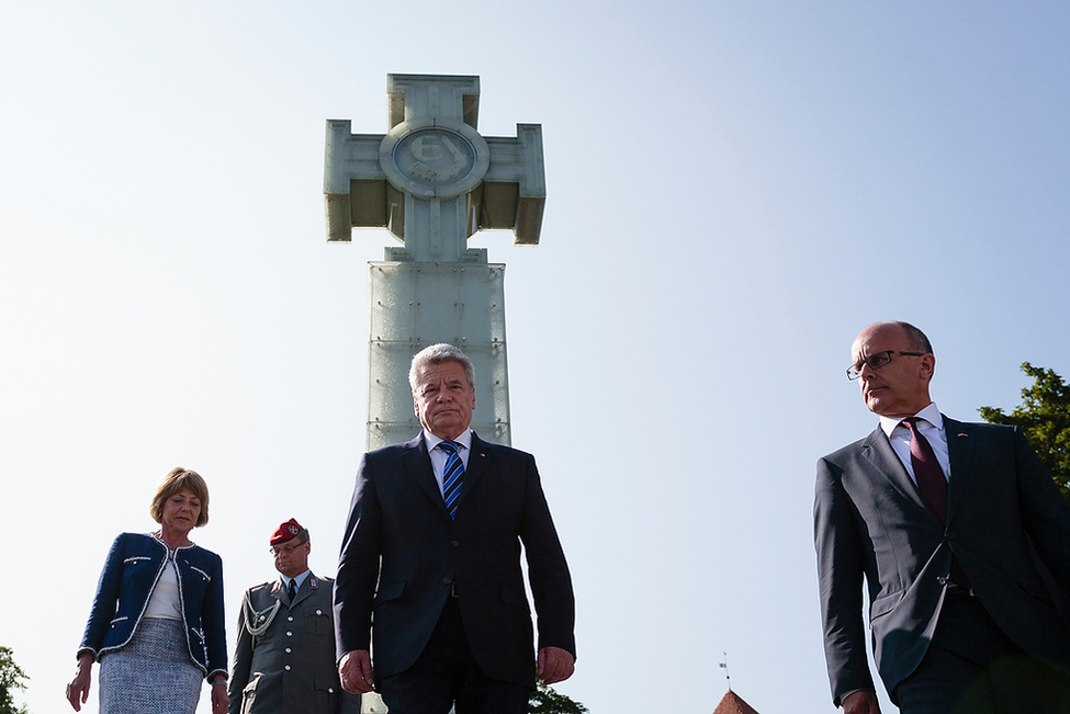 Bundespräsident Joachim Gauck besucht die Gedenkstätte für die estnische Unabhängigkeit in Tallinn