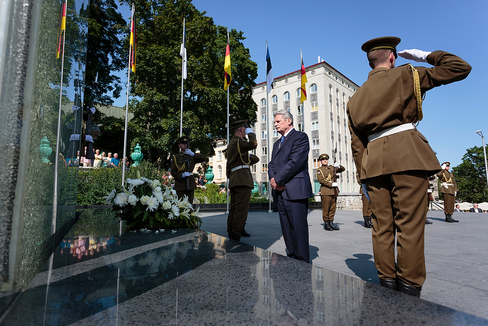 Bundespräsident Joachim Gauck legt an der Gedenkstätte für die Unabhängigkeit einen Kranz nieder
