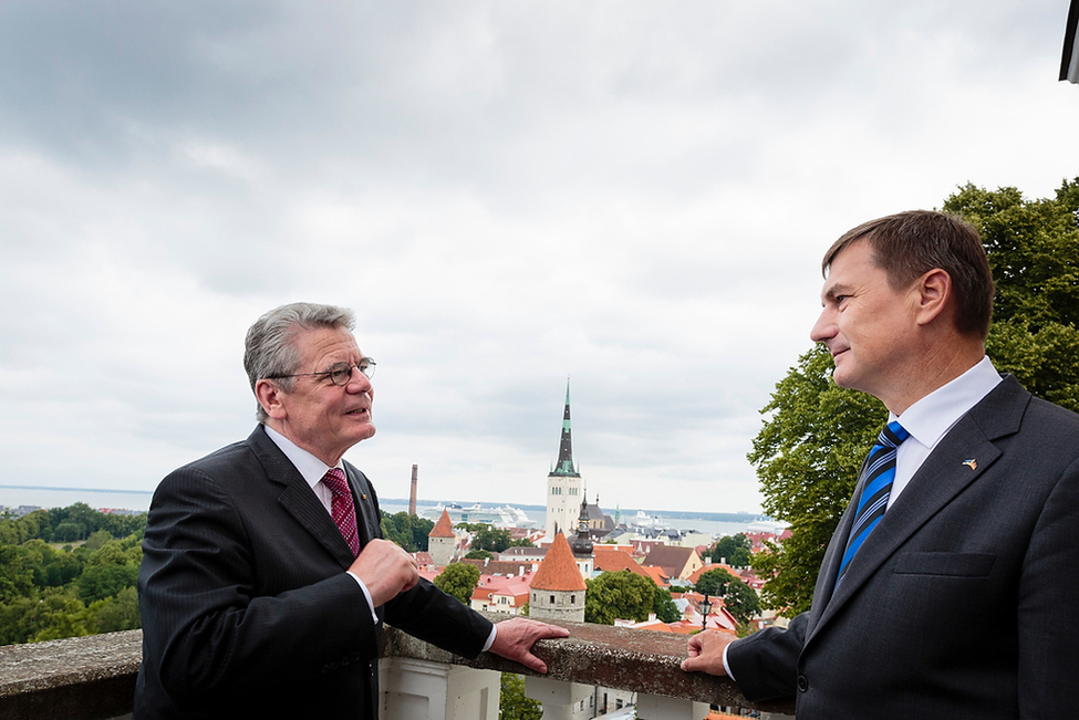 Bundespräsident Joachim Gauck im Gespräch mit dem estnischen Ministerpräsidenten Andrus Ansip