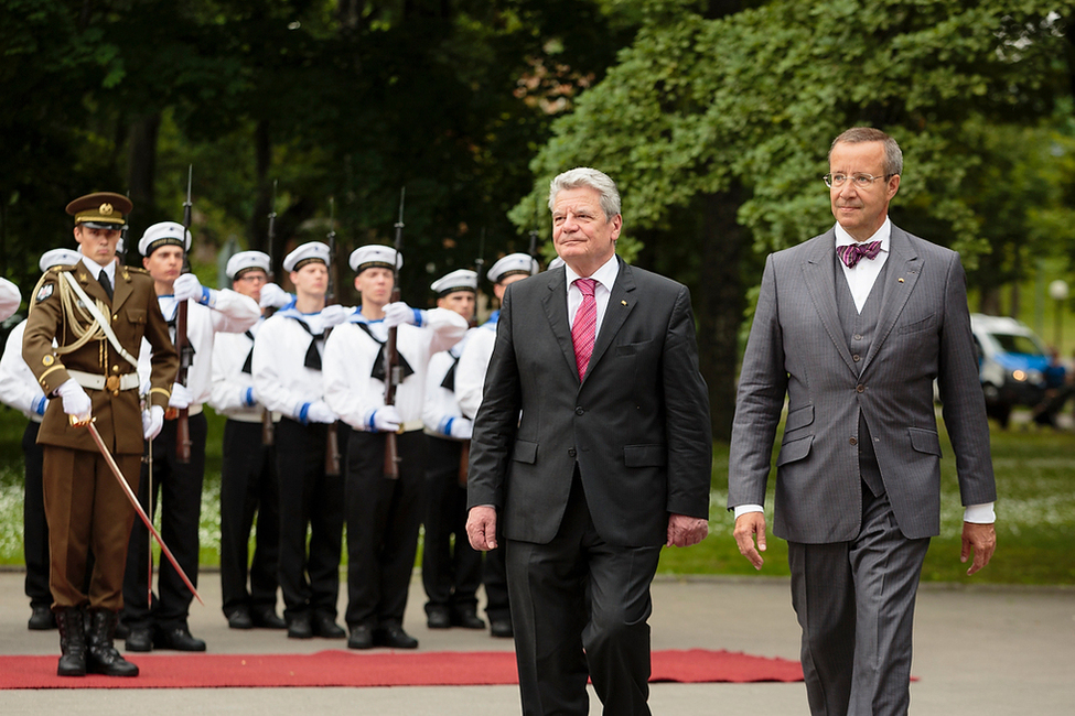 Bundespräsident Joachim Gauck wird von Estlands Präsident Toomas Hendrik Ilves mit militärischen Ehren verabschiedet