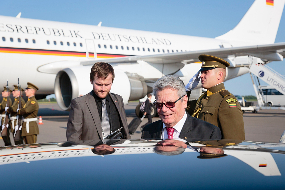 Bundespräsident Joachim Gauck mit Daniela Schadt bei der Ankunft in Wilna