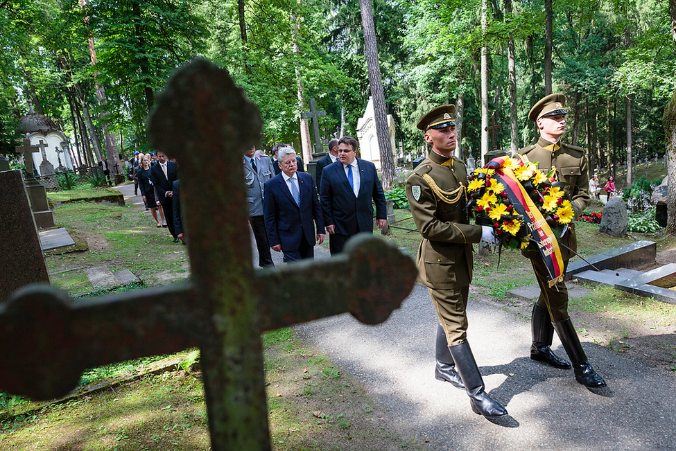 Bundespräsident Joachim Gauck legt an der Gedenkstätte für die Opfer des Kampfes für die Unabhängigkeit einen Kranz nieder
